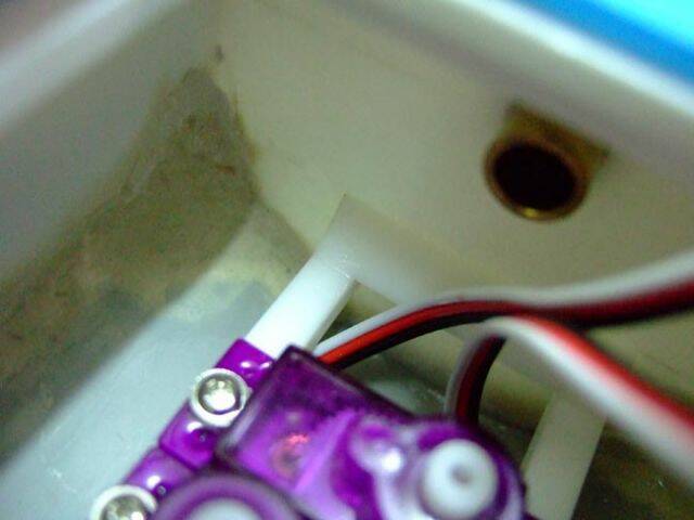 尾部伺服機的固定座在用5mm三角棒補強